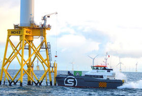 Platform crane and foldable knuckle boom crane on a wind farm supply vessel 