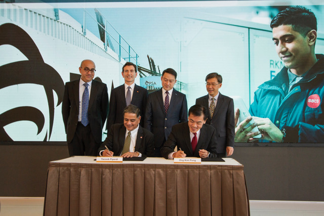 The MOU was signed by (front left to right) Mr Yacoob Piperdi, Executive Vice-President, Gateway Services, SATS, & Mr Ong Kim Pong, Regional CEO Southeast Asia, PSA International, and witnessed by (back left to right) Mr Satvinder Singh, ACEO, Enterprise Singapore, Mr Alex Hungate, President & CEO SATS, Dr Lam Pin Min, Senior Minister of State for Transport & Health and Mr Tan Chong Meng, Group CEO, PSA International