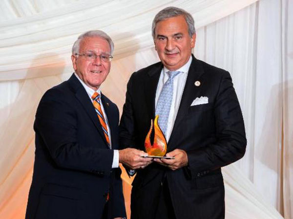 University of Tennessee, Knoxville, Interim Chancellor Wayne Davis (left) presents Jim Newsome with a 2018 Alumni Professional Achievement Award. 