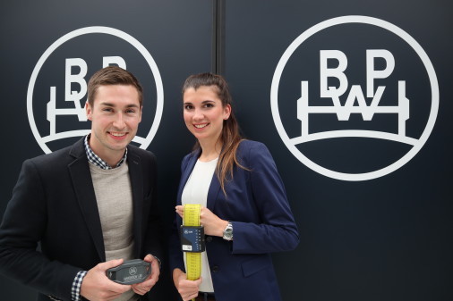 Katharina Kermelk, product manager for the iGurt, and Alexander Lutze, head of the BPW Innovation Lab, with the CargoTracer.