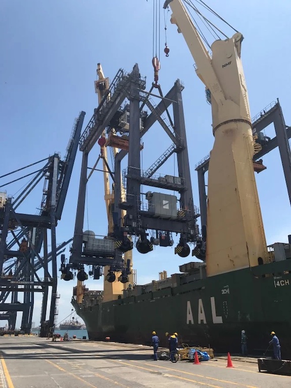 AAL Brisbane (A-Class: 31,000 dwt HL ‘mega size’ MPV) discharging Rubber-Tyred Gantry Cranes (RTGs) in Mexico.